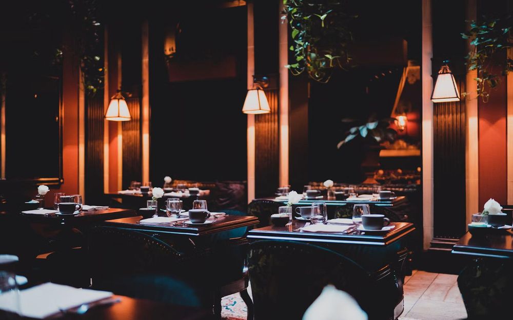 Sala unui bistro seara, fotografia principală din site-ul Zinc
